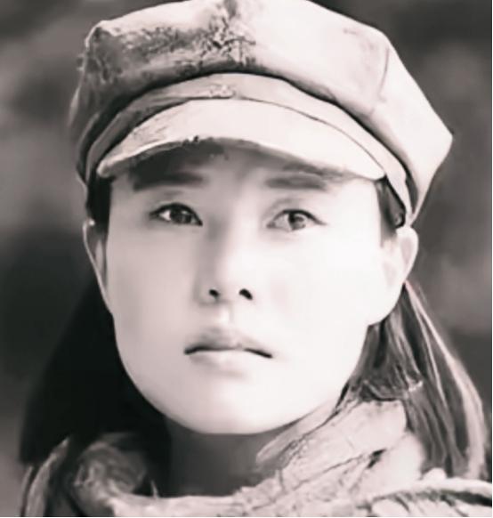 1937年，15岁女红军被敌人抓住，正要被砍头时，一名敌军官走过来，摸摸她的脸：