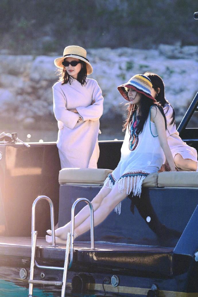 花少总导演辟谣瞿颖 花少8这热度从企划曝光就没下来过，导演也是不容易，还得亲自下