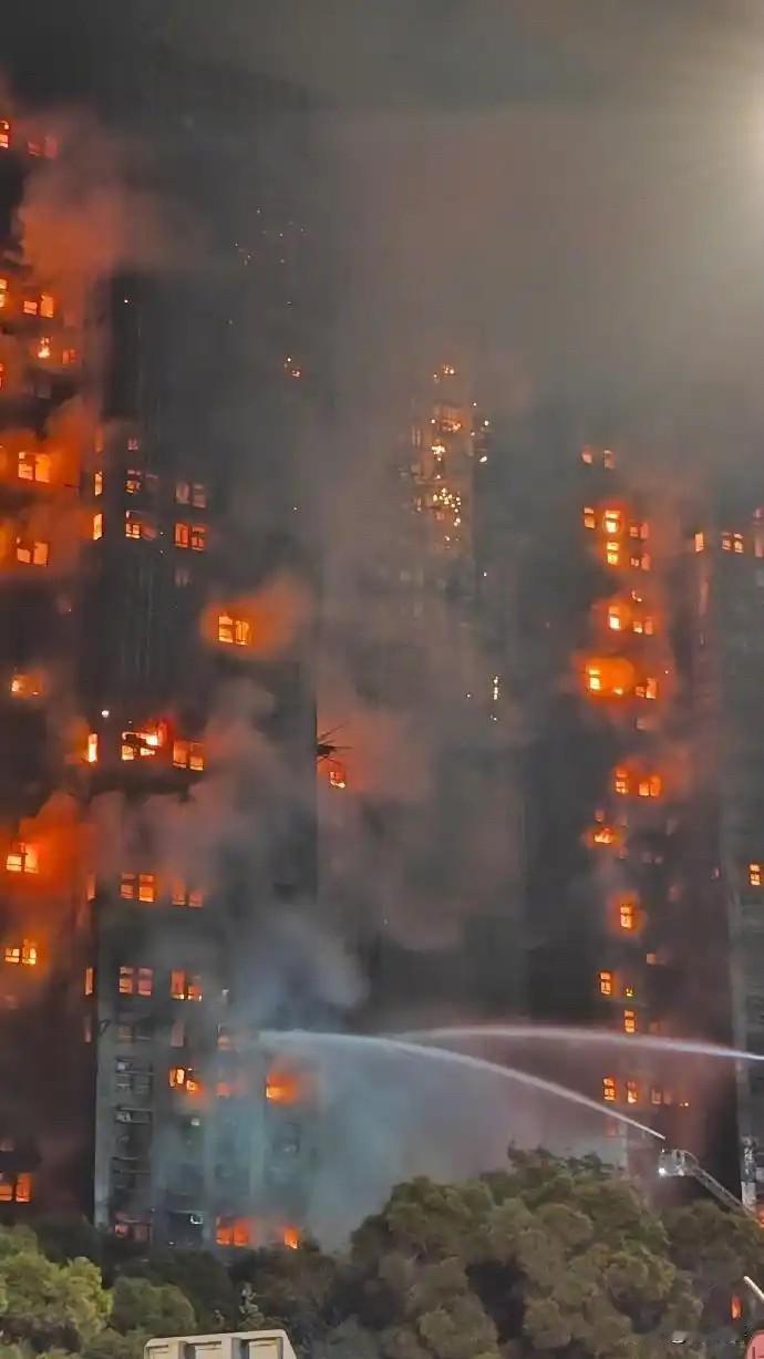 一夜未眠，看到这场景令人窒息！多幢大厦被火光笼罩，受灾楼栋住户近万人。