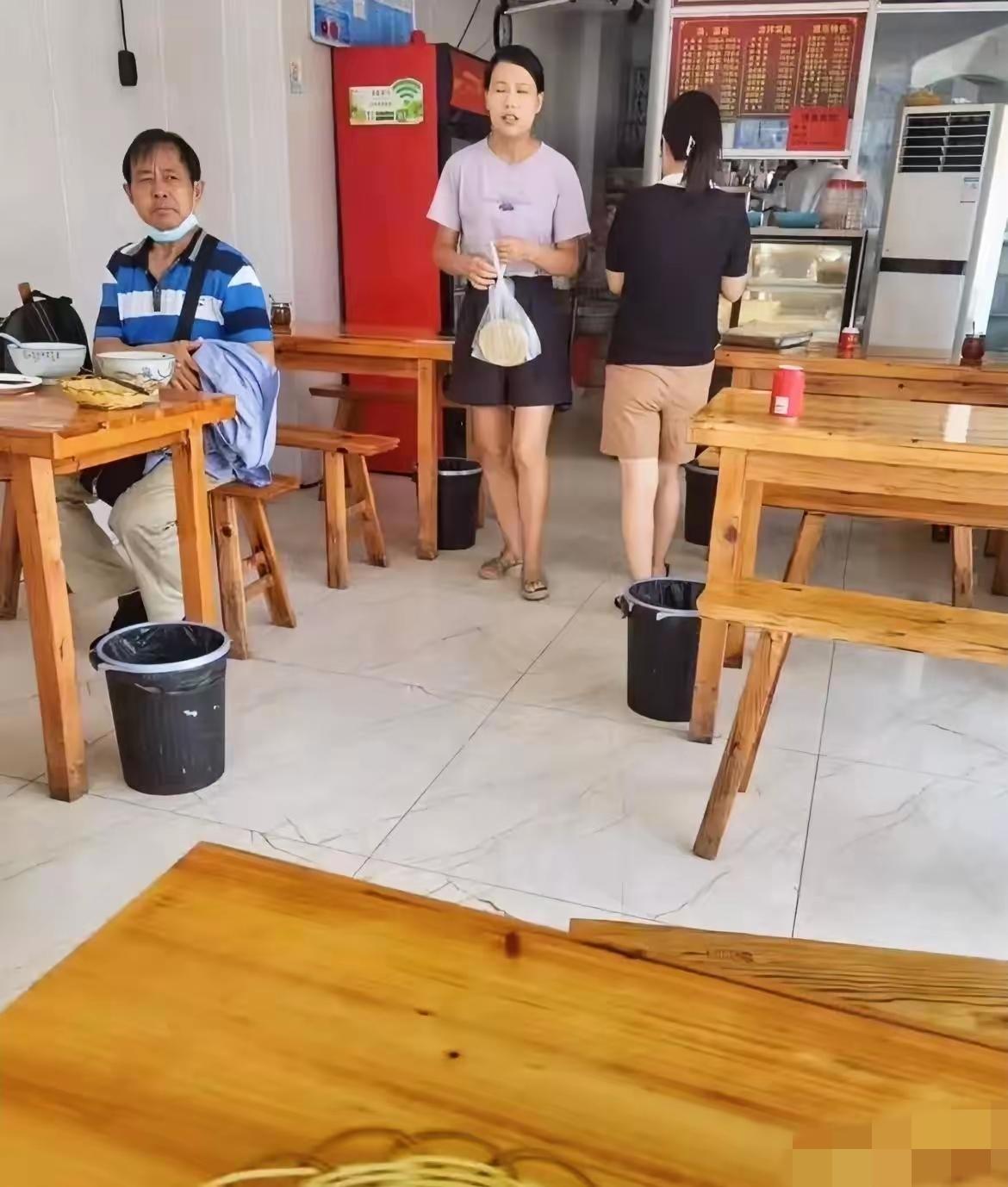 网友:
小餐馆看到后桌这老头，越看越眼熟！一时半会又想不起名字？有认识的吗？[w