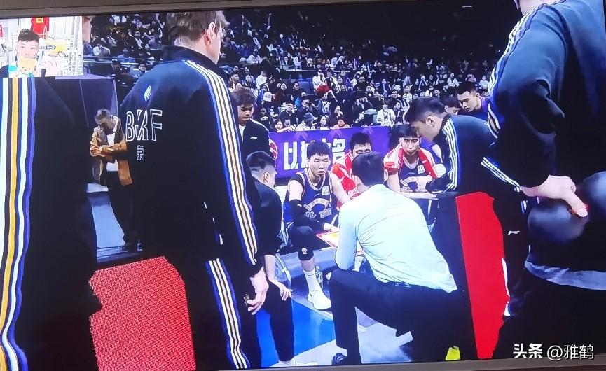 北控还剩1.5秒，弄了个被准绝杀。看看张庆鹏有没有什么妙招吧。连草根解说员都知道