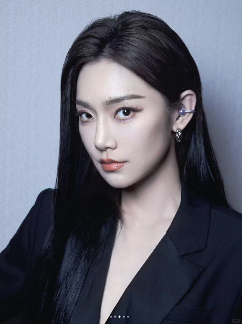 把金子戴在耳朵上的感觉也太爽了，联名配饰精致又有分量，搭配耳机颜值翻倍，新年的仪