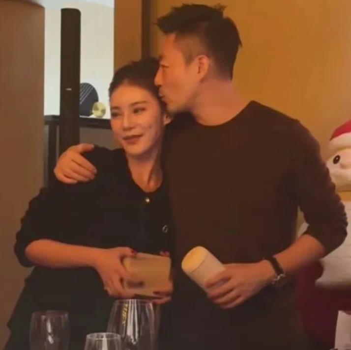 如果大S能放手两小孩，让孩子爸爸汪小菲养两个孩子，或许孩子前途会更好。
 
两不