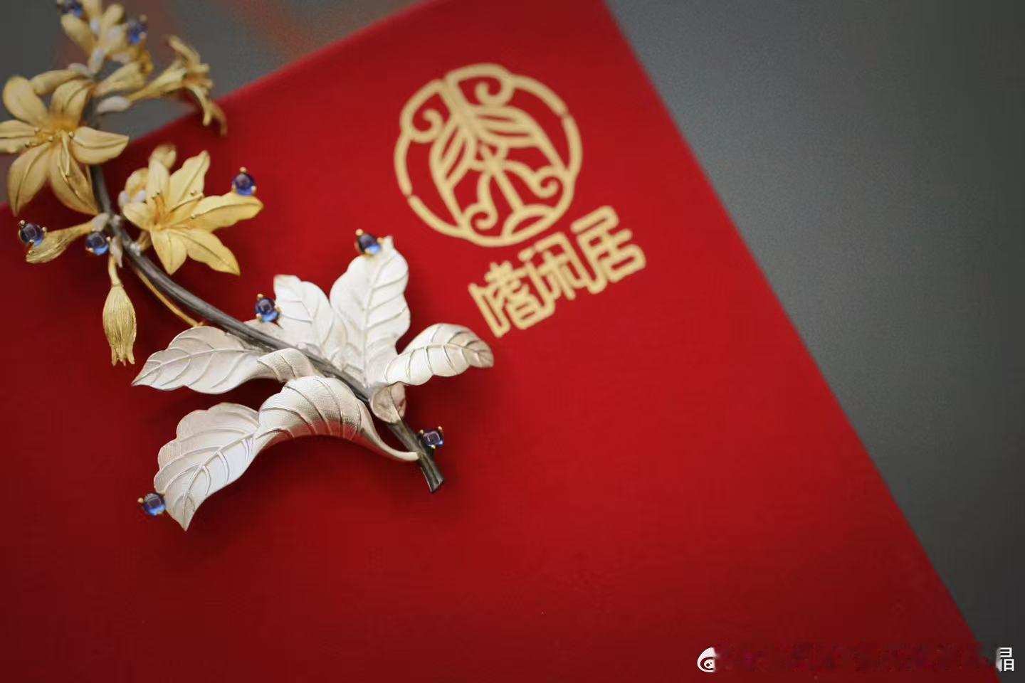 金银器 十二花神之七月（农历）玉簪花，925银镶嵌蓝宝石，胸针吊坠两用。 