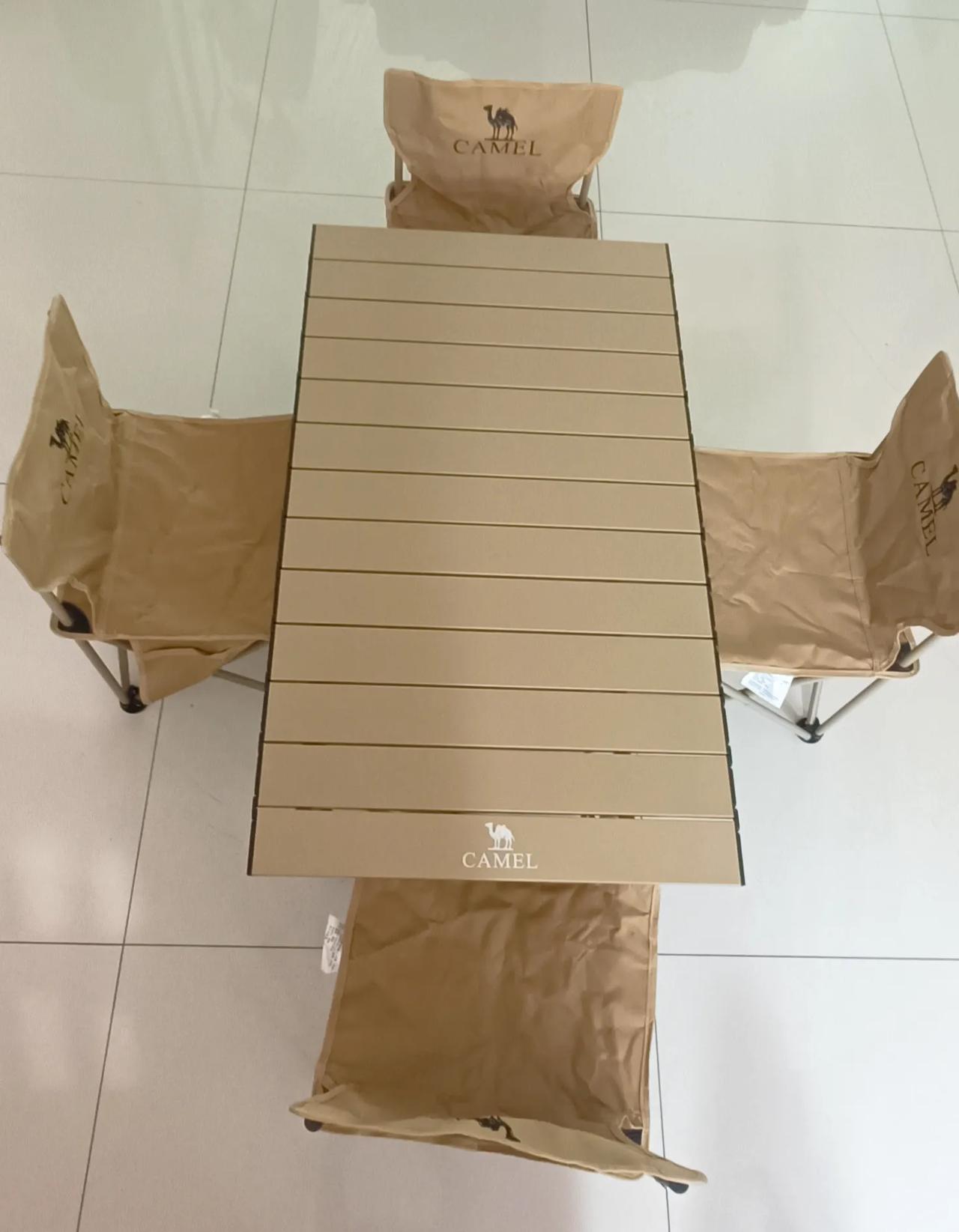 帐篷⛺有，车载床🛏️也早已买好了，体验感还不错。一桌四椅也到货了，旅行的基本用