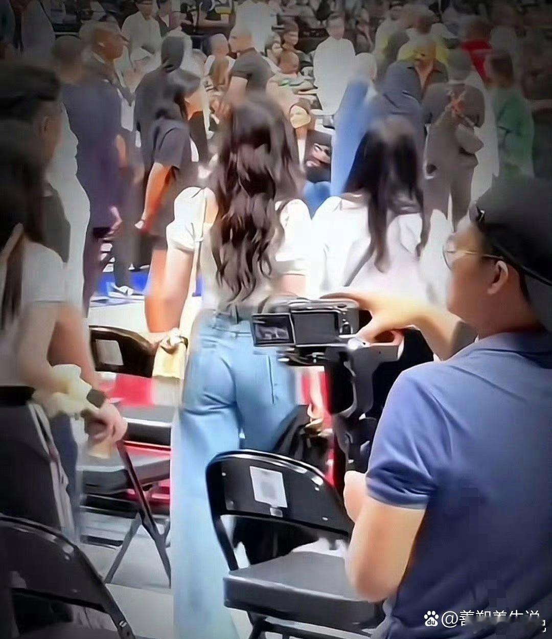 刘亦菲身着牛仔裤，展现迷人曲线，成为众多女性梦寐以求的理想身材。 