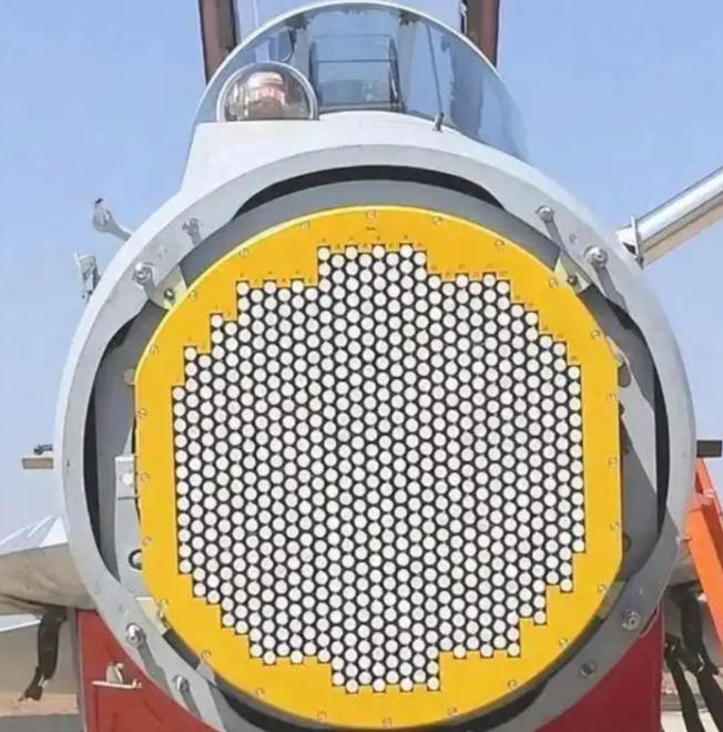 在国外军事网站上，美国人的分析还是挺准确的，他们说，无论你的飞机多么落后，只要装