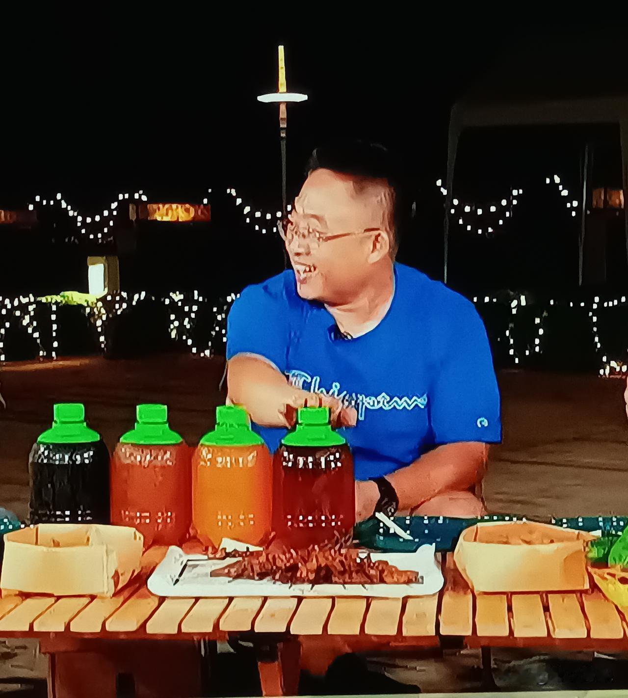 自己制作啤酒的大麦、啤酒花、啤酒制作机器，都准备好了。按照制作方法，发酵到可以调