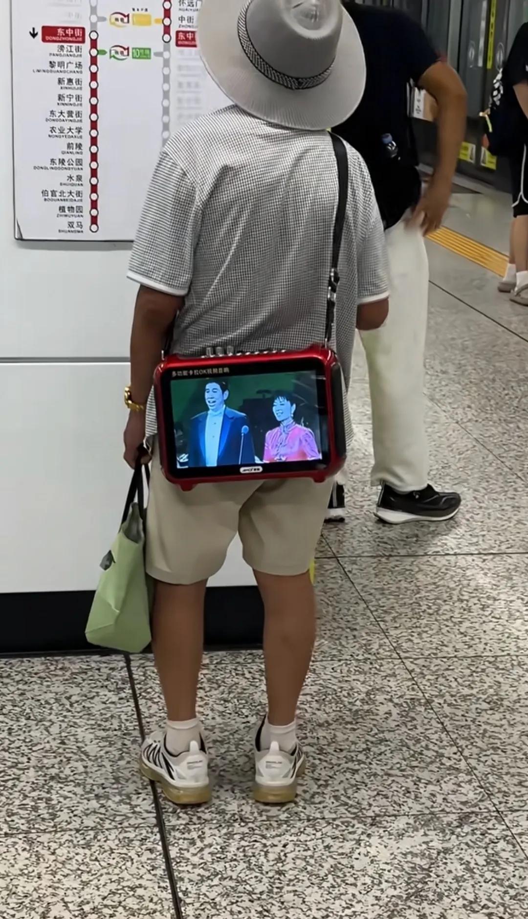 还得是大爷会享受，背着播放器听着曲儿，那叫一个悠然自得！