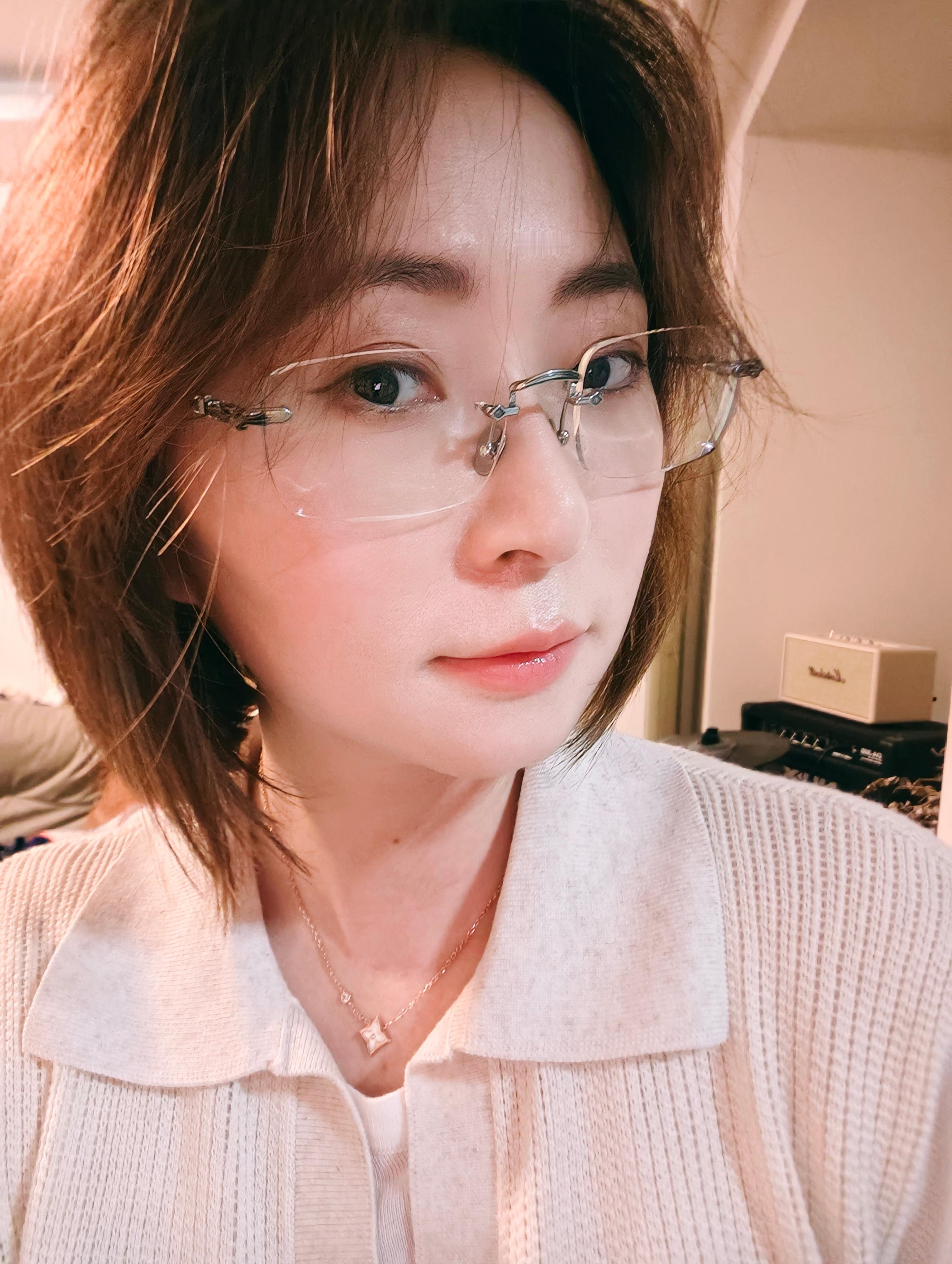 好像需要加深一丢丢眼妆才能更配这副坏女人眼镜（我客户说的）[二哈][二哈][二哈