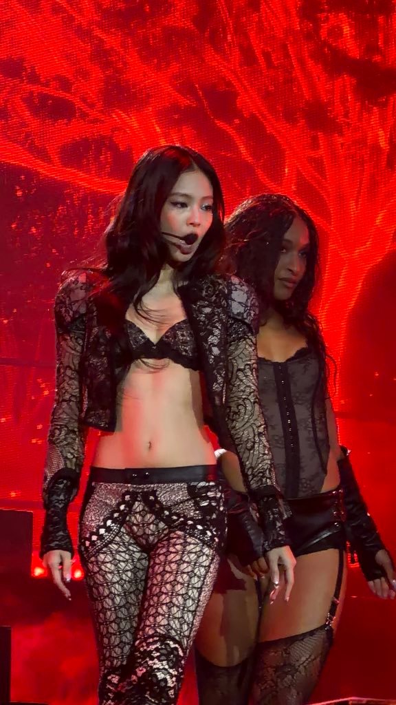 260704 Jennie压轴亮相丹麦Roskilde音乐节🔥我靠啊！！！！！