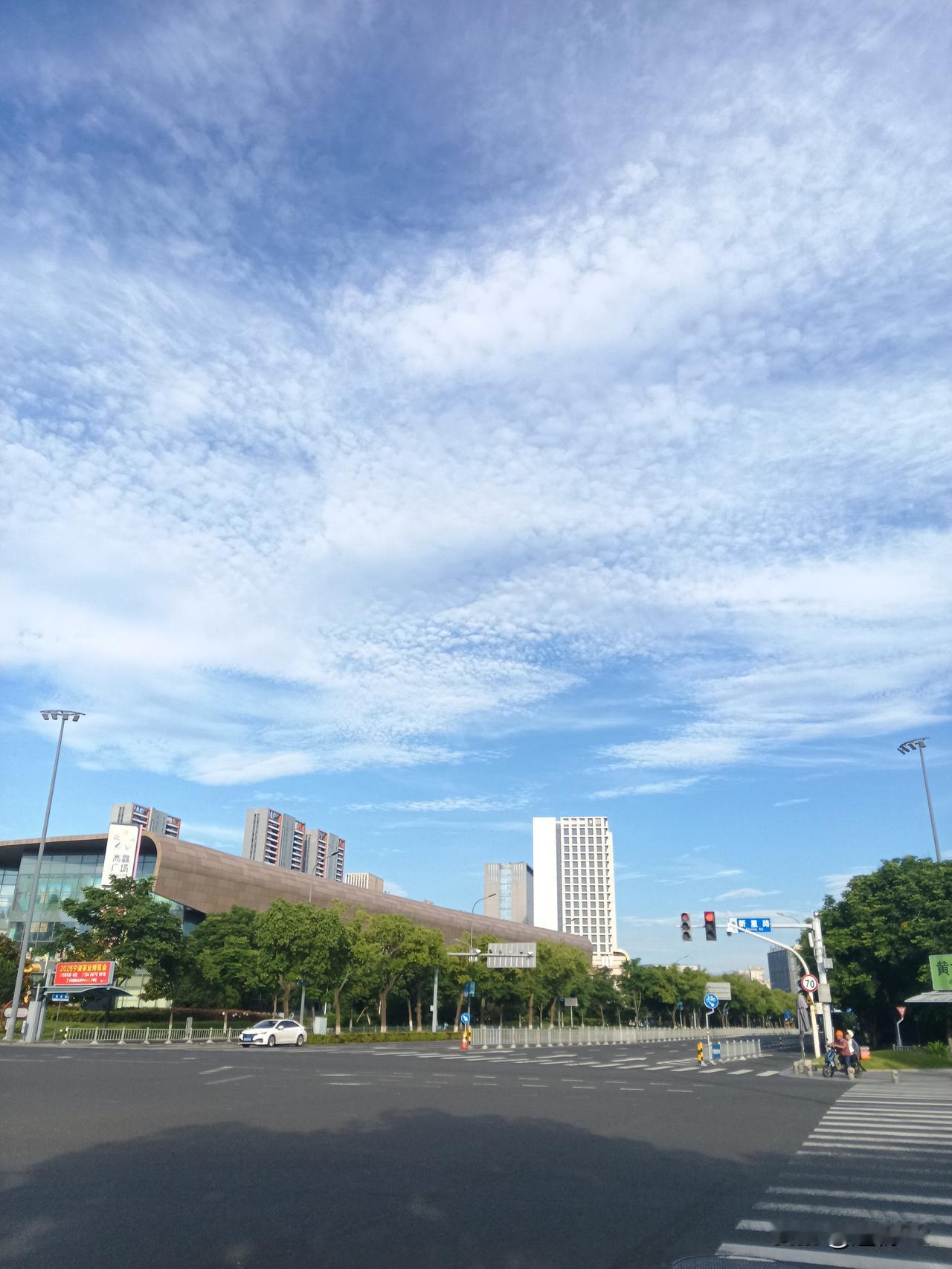 二战前的阿根廷堪称世界的食品仓库，欧美餐桌上的牛肉，很多都来自阿根廷。在欧美俚语
