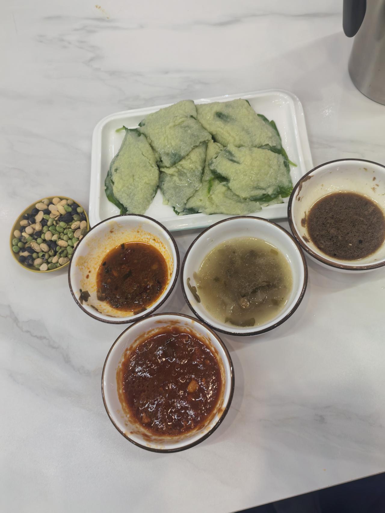 网友奇怪地问我，什么是拖叶子？
这就是。用树叶草叶以及绿色菜品，在面糊里头蘸一下