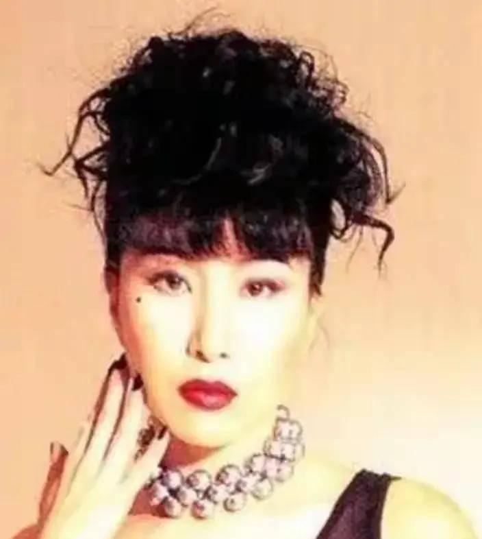 谁还记得那个香港电影界的小仙女李华月啊？她那光芒四射的演技，简直就像夜空中最亮的