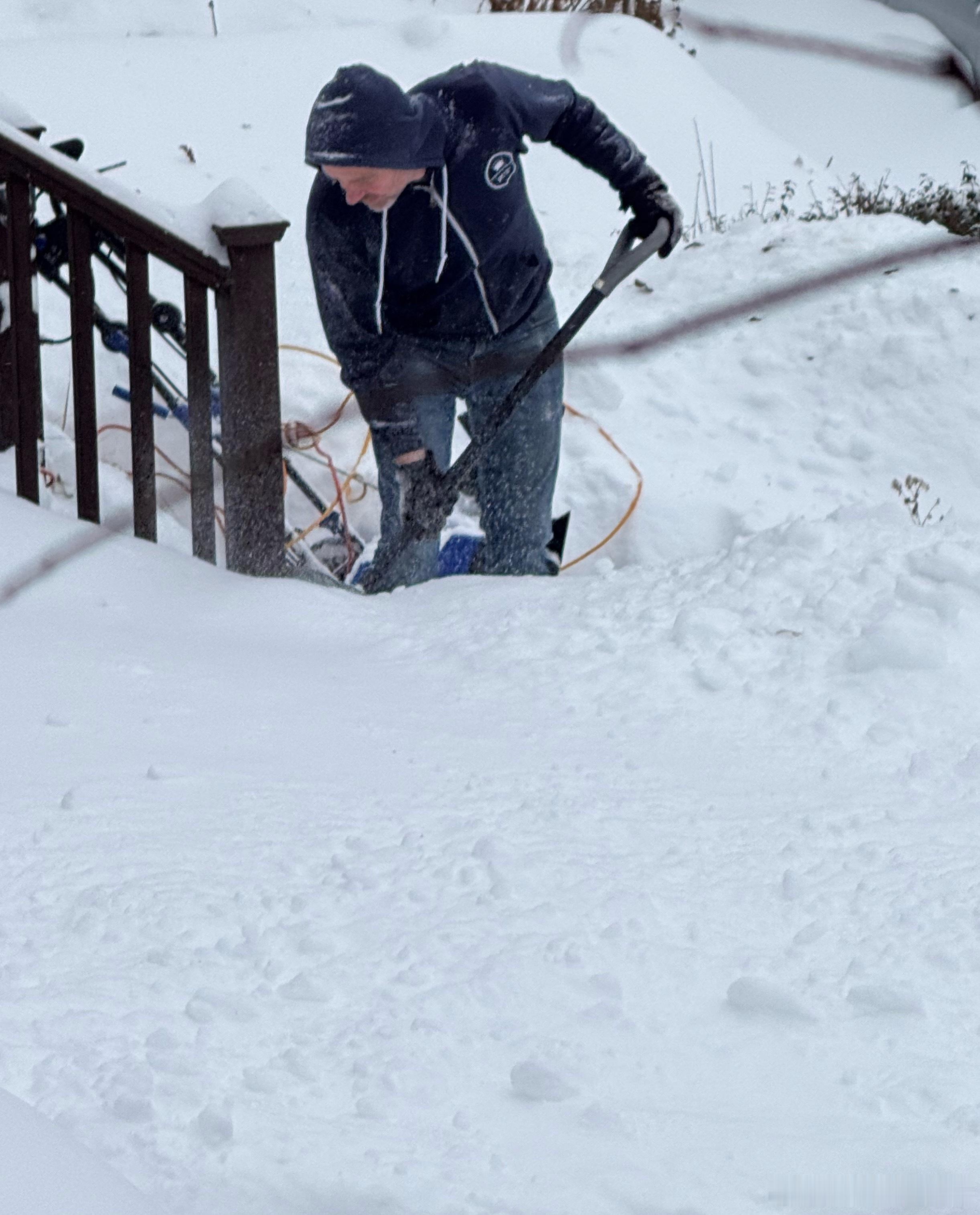 邻居们开始铲雪了，左邻手动铲雪，右邻用吹雪机， 