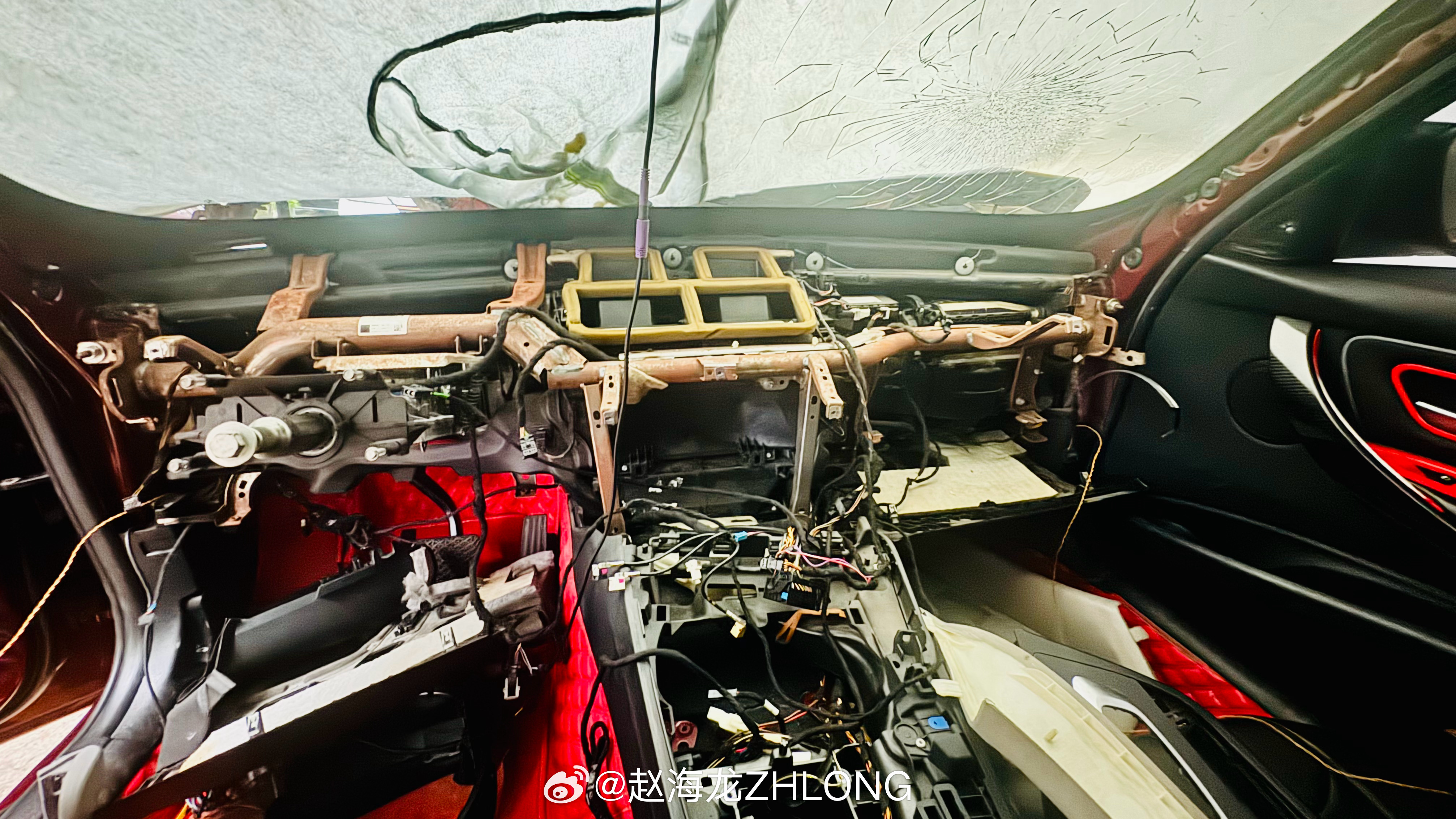 亮眼黄外衣下藏着满身伤痕，光鲜外壳之下，满是拆解得支离破碎的骨架。一场意外打乱所