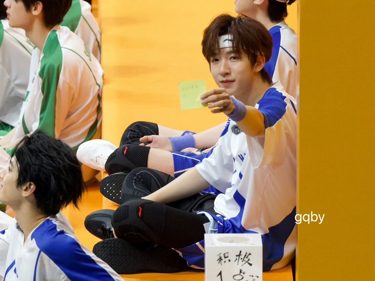 #贺峻霖给粉丝手写生日祝福#我天呢！贺峻霖看见了粉丝手里举的“比心祝我生日快乐”