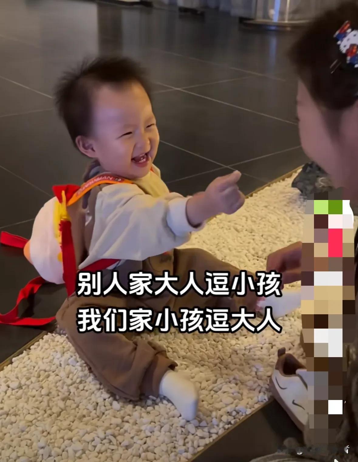 今晚，黄一鸣更新闪闪的视频。在视频里，闪闪拿东西伸到姨姨的嘴巴旁边，当姨姨张嘴想