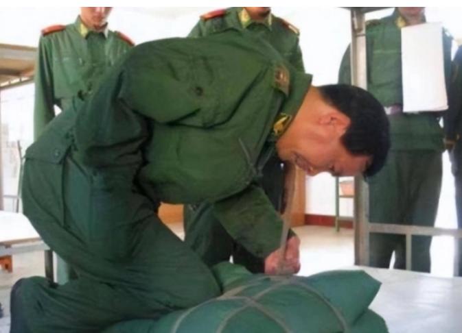 1975年正在训练的王英洲突然被军长叫去办公室，他忐忑是不是来劝他退伍的，没想到