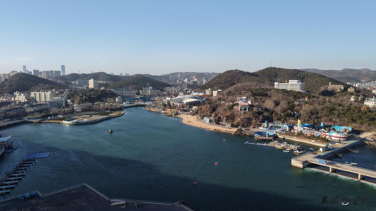 从空中俯瞰，大连老虎滩宛如一颗璀璨的明珠，镶嵌在黄海之滨。湛蓝的海水波光粼粼，与