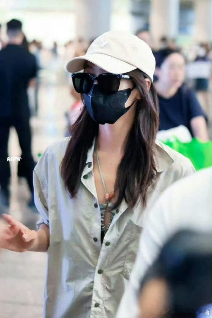宋茜、周雨彤、侯明昊、田嘉瑞回国路透，这季的花少6你为谁而看？[思考] ​​​