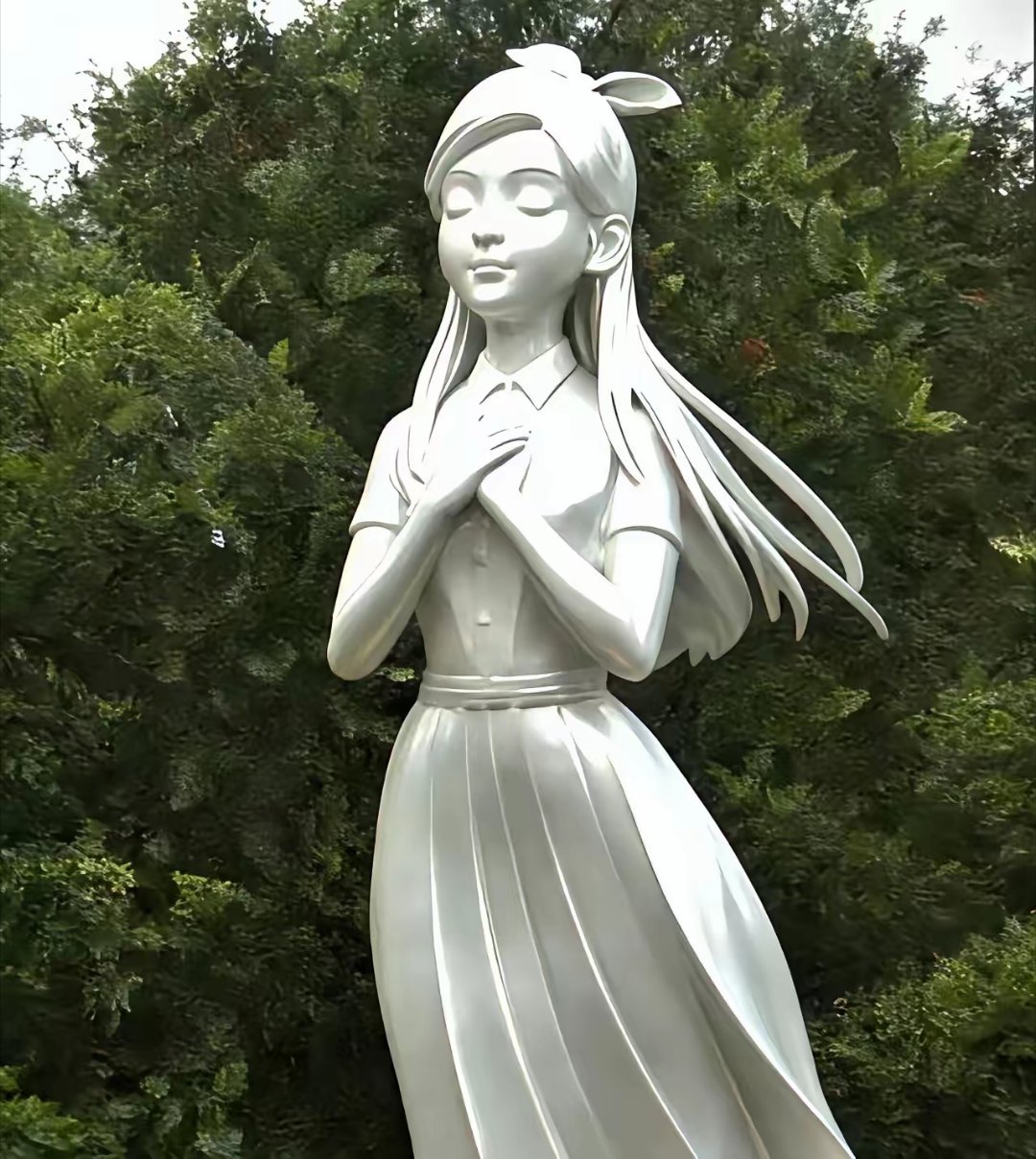 同样是雕像，左边是大S，右边是李玟。左边是具俊晔设计的，右边是专业人士设计的。左