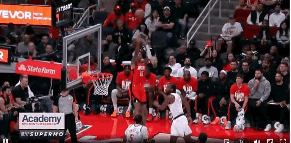 火箭队很有看头啊，特别是这个阿门，你看这弹跳