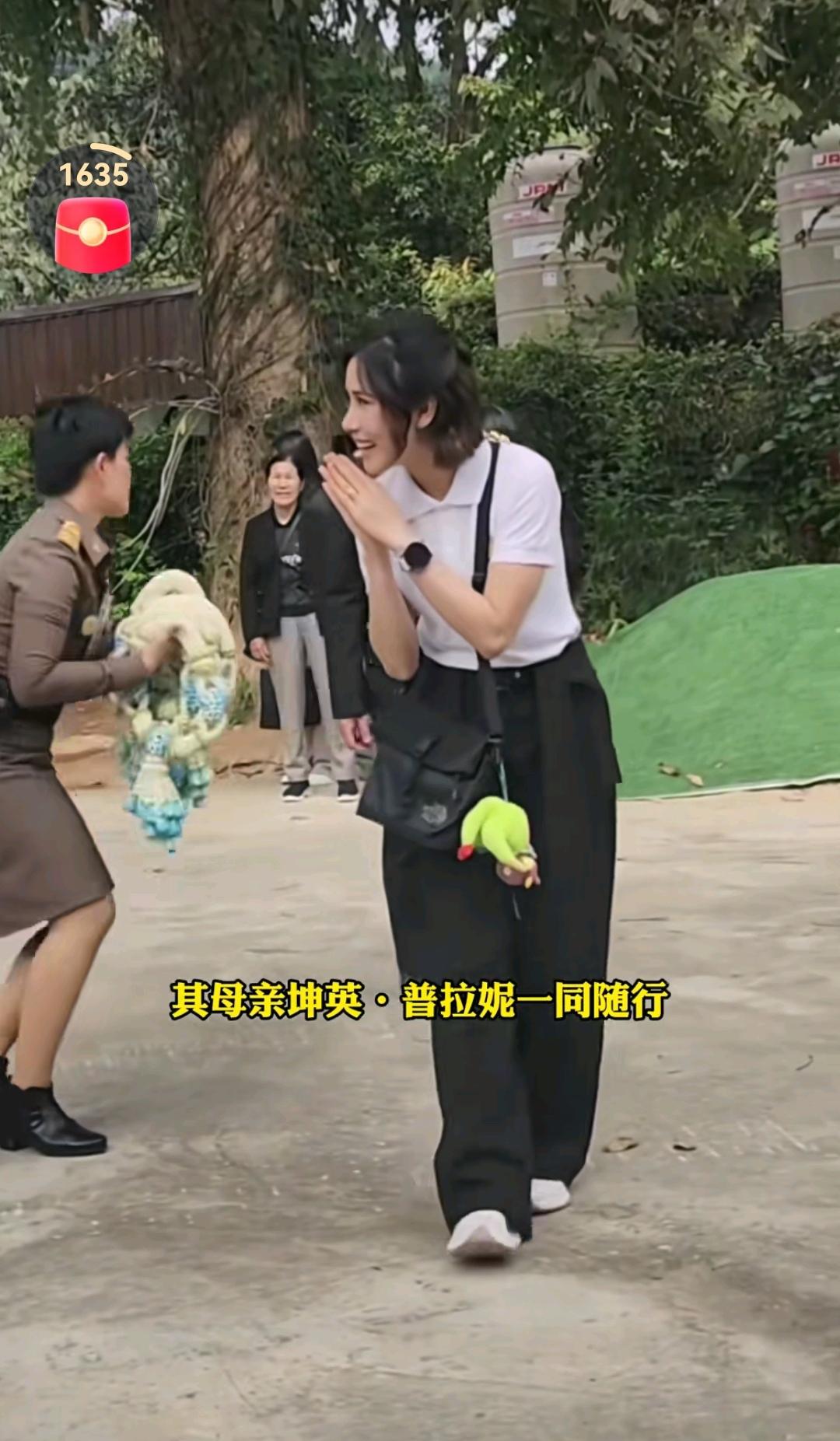 12月18日，泰国诗尼娜贵妃去了村庄寺庙主持王室活动，表现的平易近人。

诗尼娜