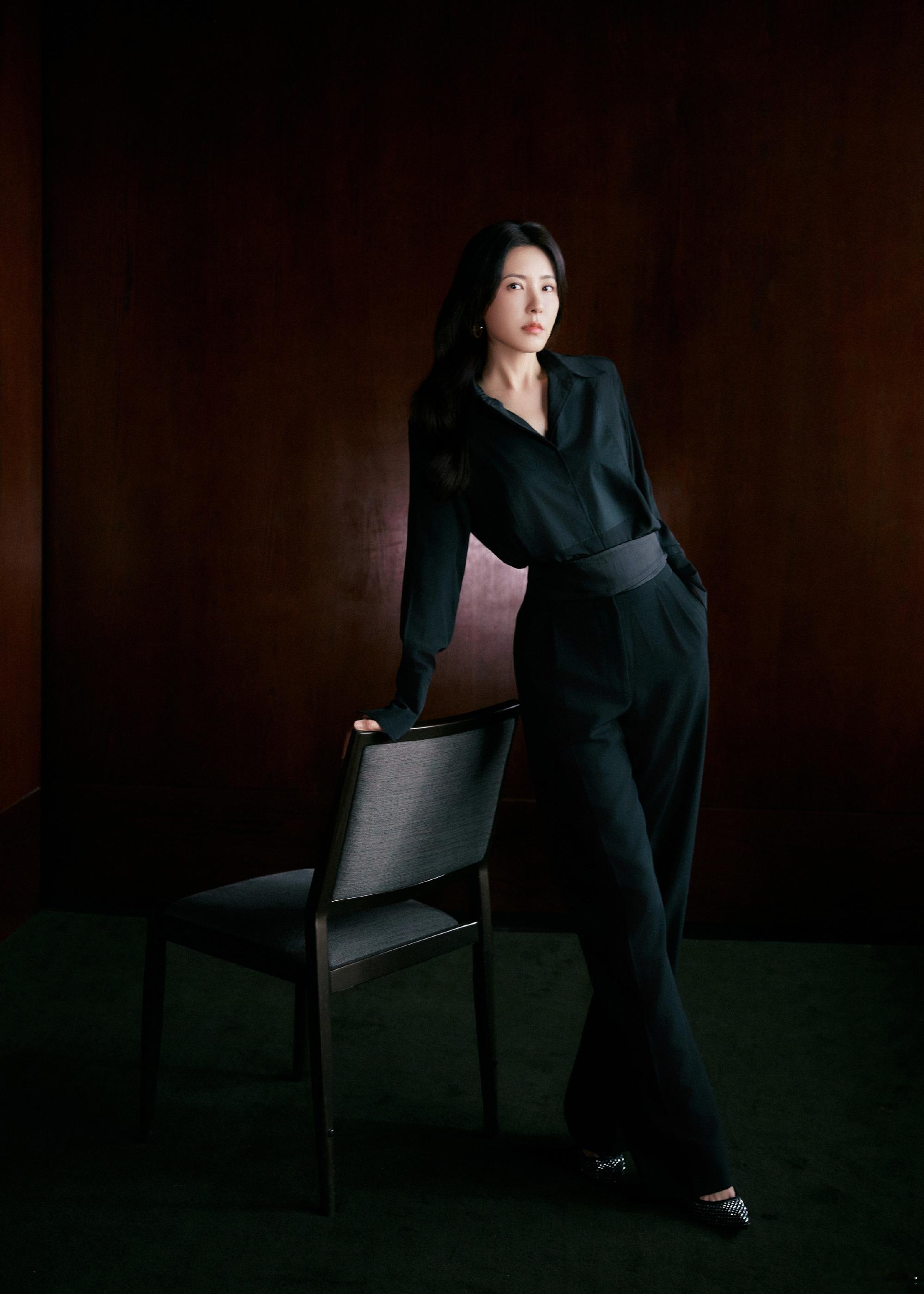 #曾黎赵露思撞衫# 最新allblack女霸总穿搭和赵露思《许我耀眼》最新路透造