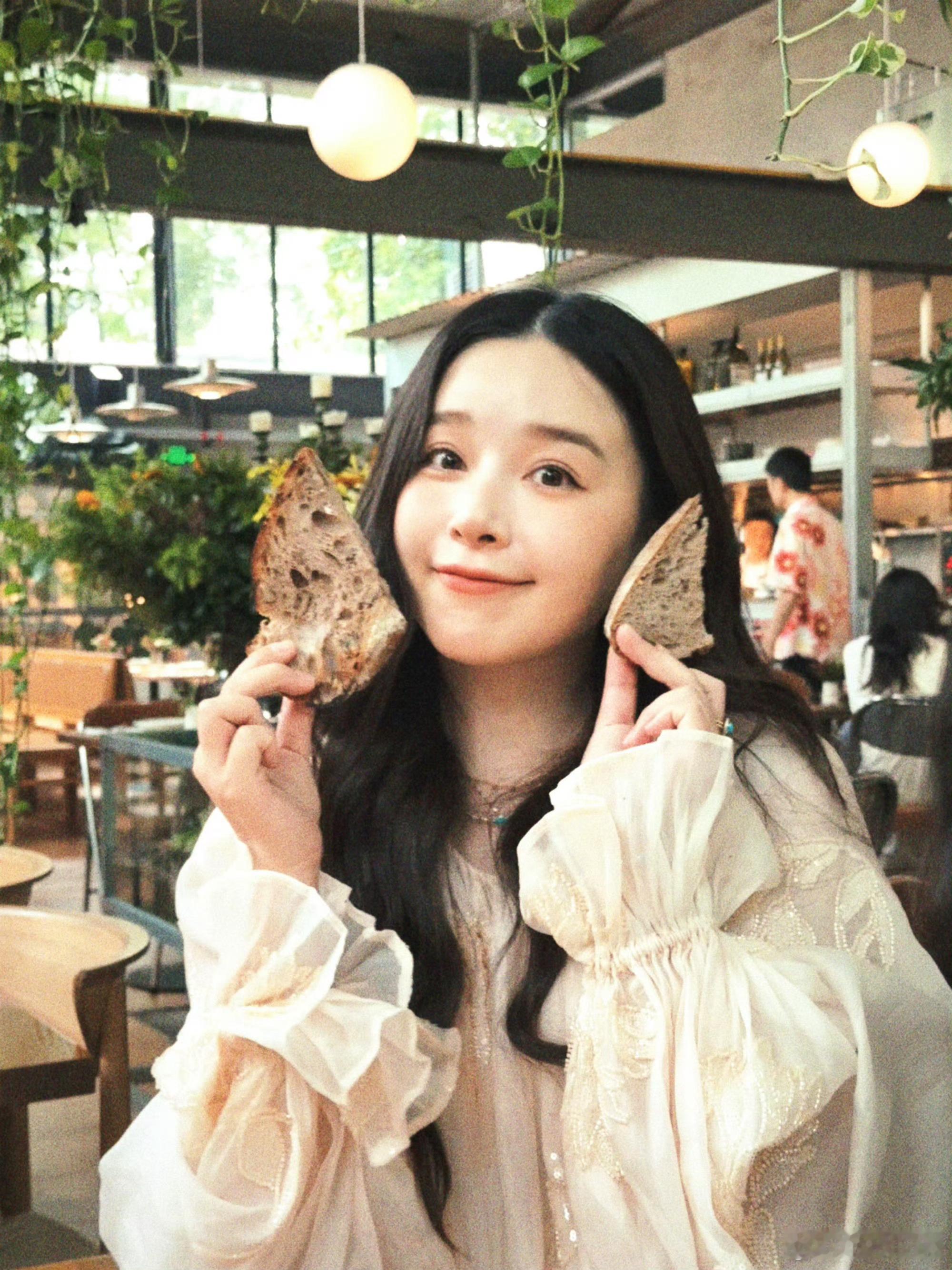阚清子 怀孕我还是挺喜欢看她演的戏，真的很漂亮，可能这也是她自己向往的生活，祝福