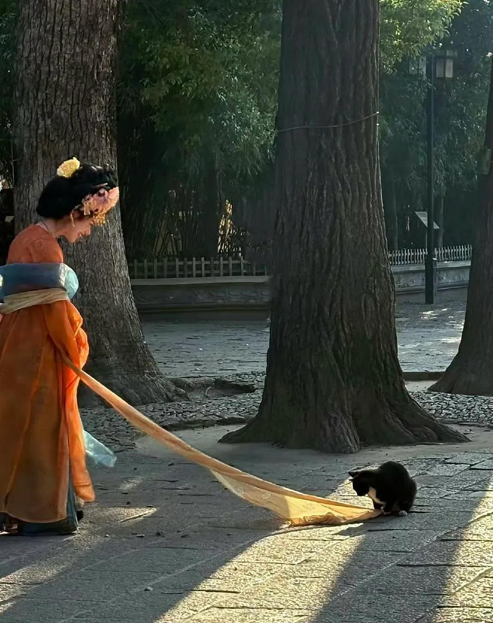 苏州西园寺西区园林的《簪花仕女图》苏州 西园寺