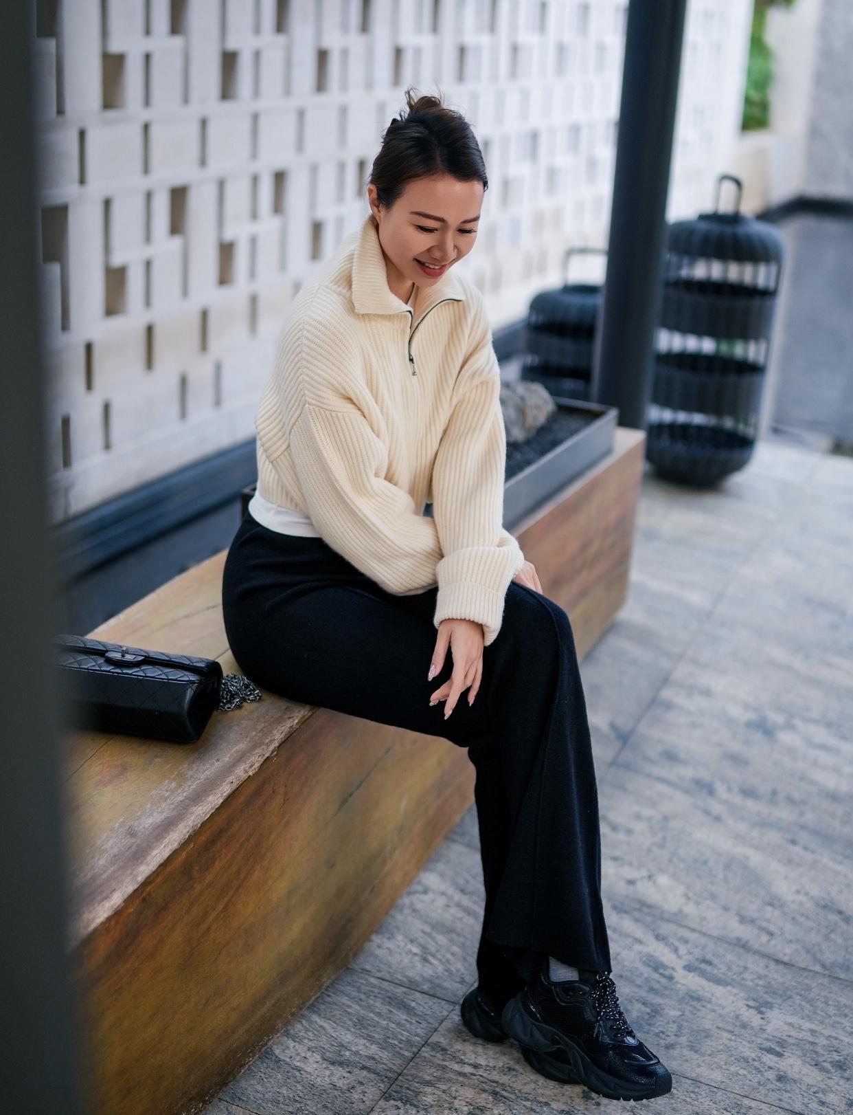 女生怎么穿搭会看上去很优雅优雅穿搭指南：米色高领毛衣+黑色阔腿裤，时尚又舒适！