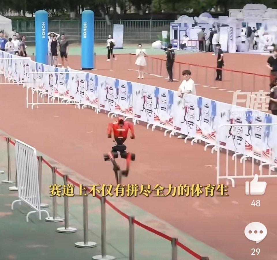 南京大学操场上演人机大战这既是人机比拼，也是科技与青春的碰撞，展现出人工智能飞速
