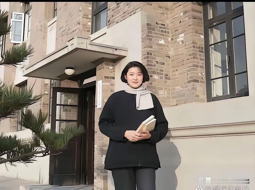 这章含之确实很美。在当时是惊为天人的。

洪晃的外貌要是像妈妈就好了。

妈妈太