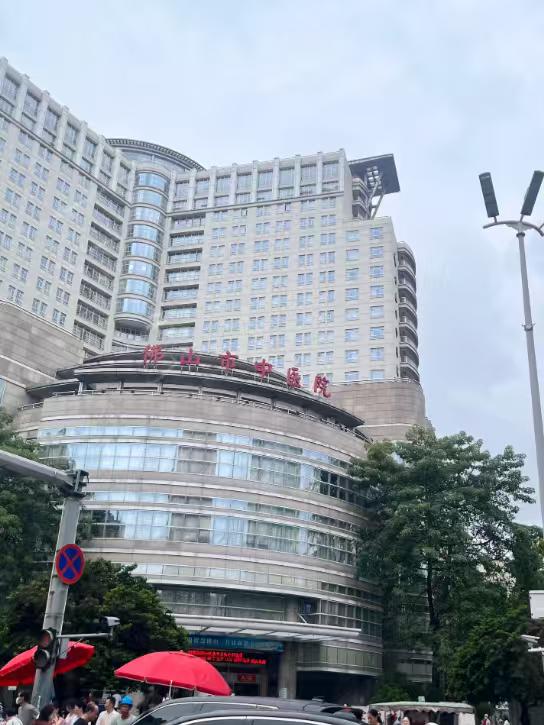 在佛山药房最多的一条街当属汾江中路吧？
大参林，佛大医药，圣邦，同仁堂，健民……
