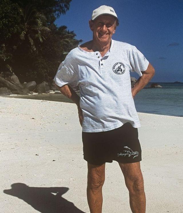 1962年， 英国 一男子相中一荒岛，发疯似地卖掉了房产来凑钱，当他把小岛收拾好