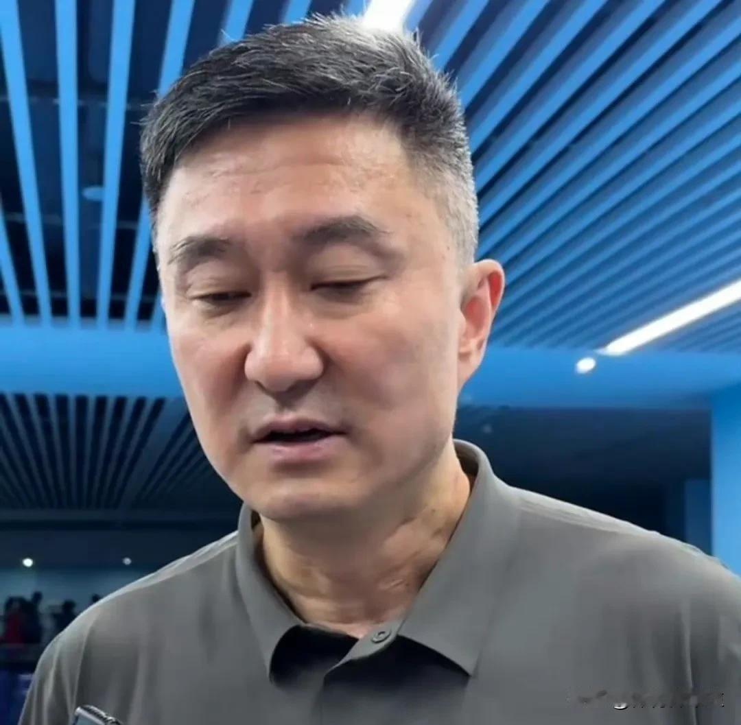 杜锋接受采访总结季前赛：胡明轩缝了十几针，任骏飞拉伤了，杜润旺腰有伤，张昊也受伤