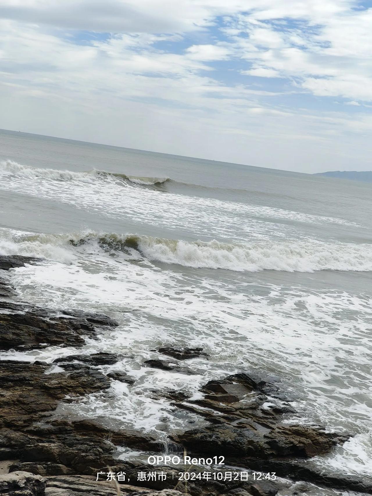 海浪轻拍礁石，静享海岸风光。🌊🏖️