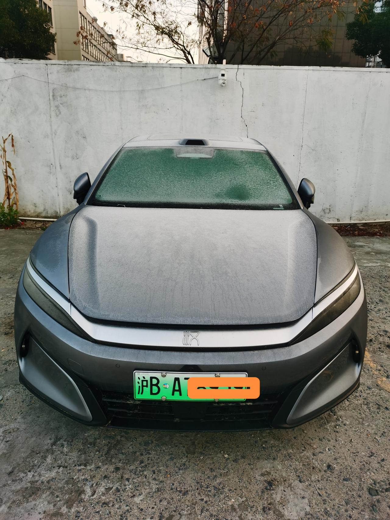 早上5点起来，发现车窗结霜了，一看温度，零度，这应该是最近上海的最低温度了。车友