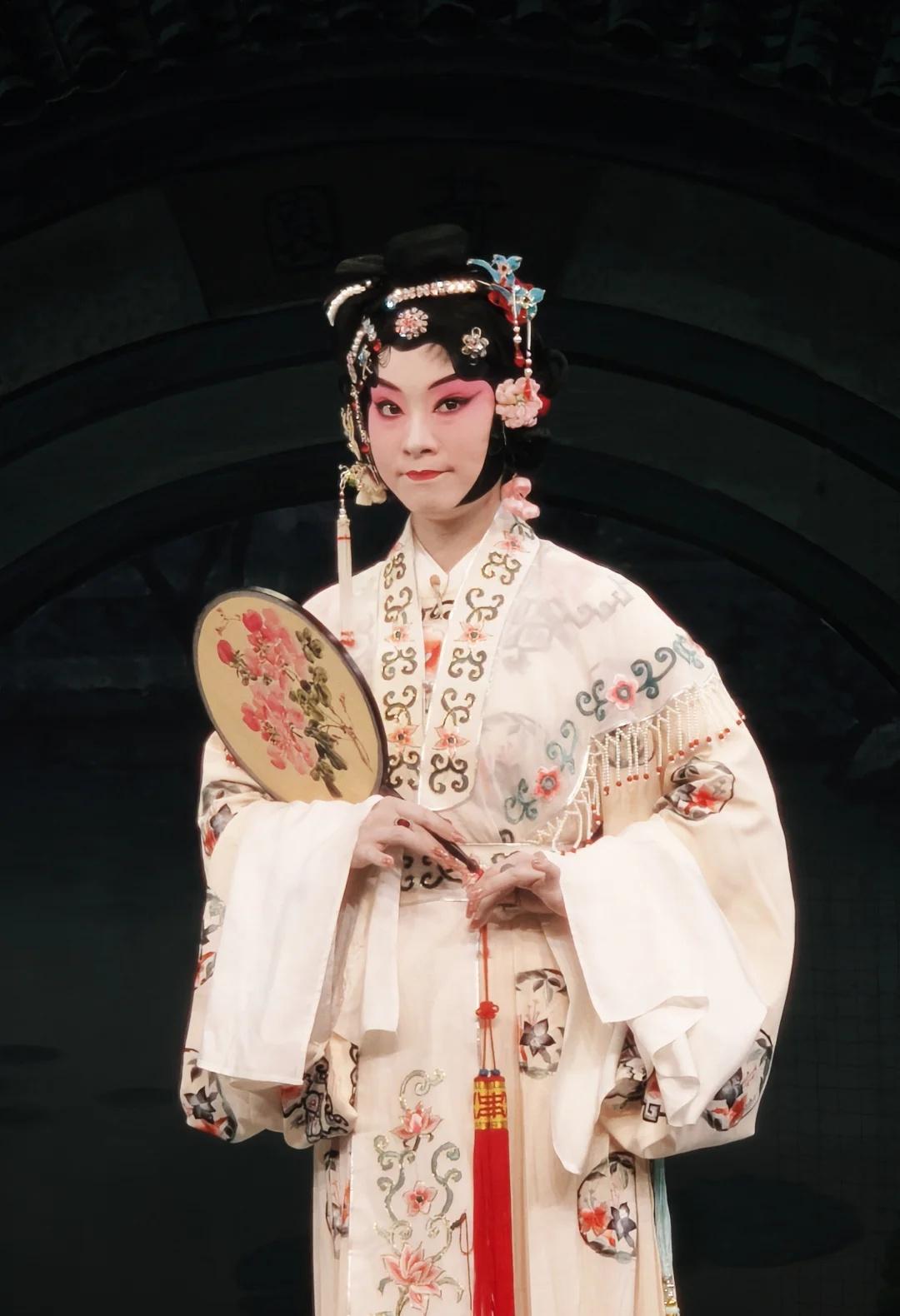 “咱们一块儿亲近亲近吧～”
8.9湖北省京剧院《尤三姐》
陆艺君 饰 尤三姐
童