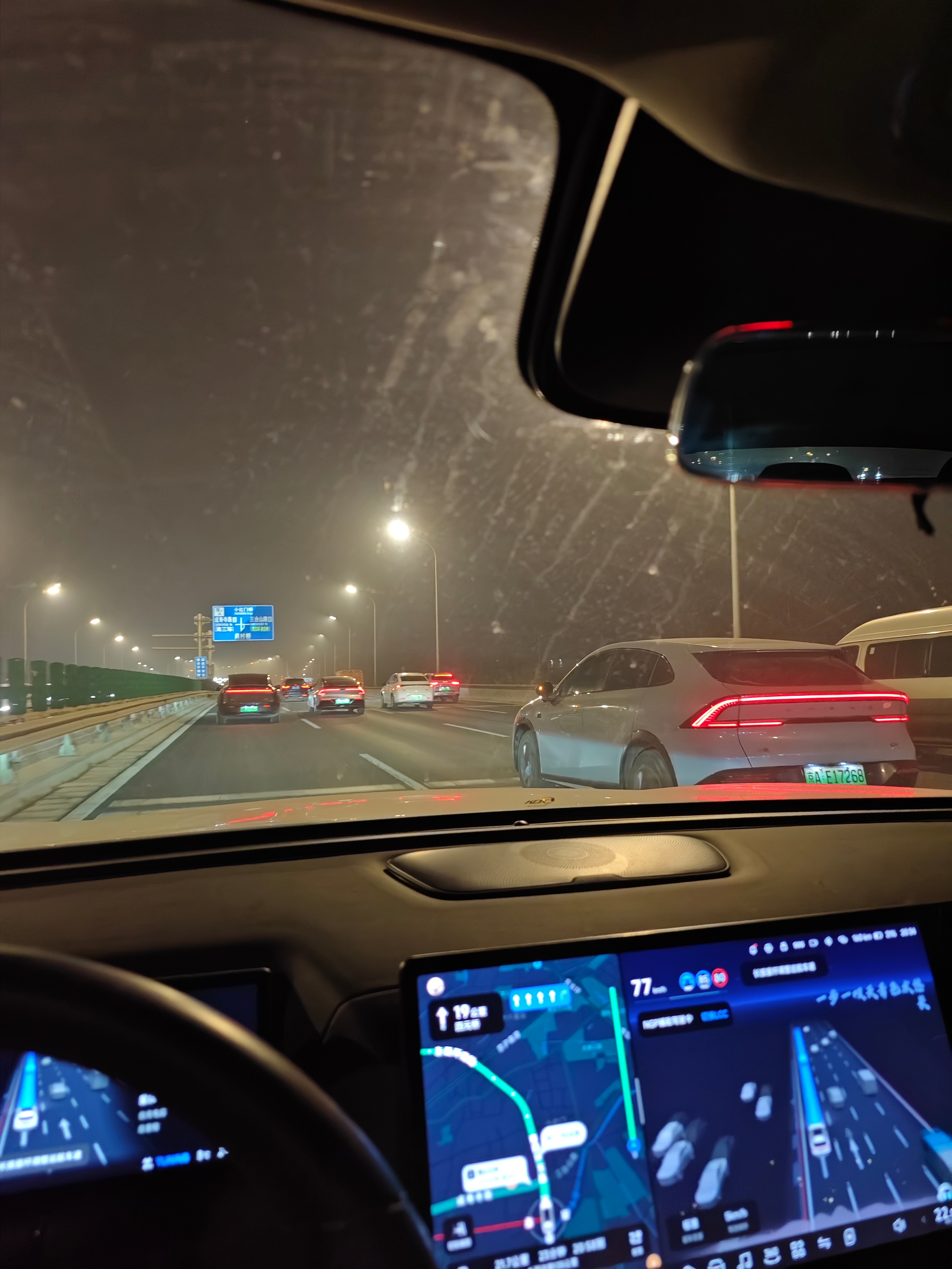 一这张图里三辆小鹏。一个正在智驾没有智驾灯一个有车尾智驾灯但是没用智驾一个没有车