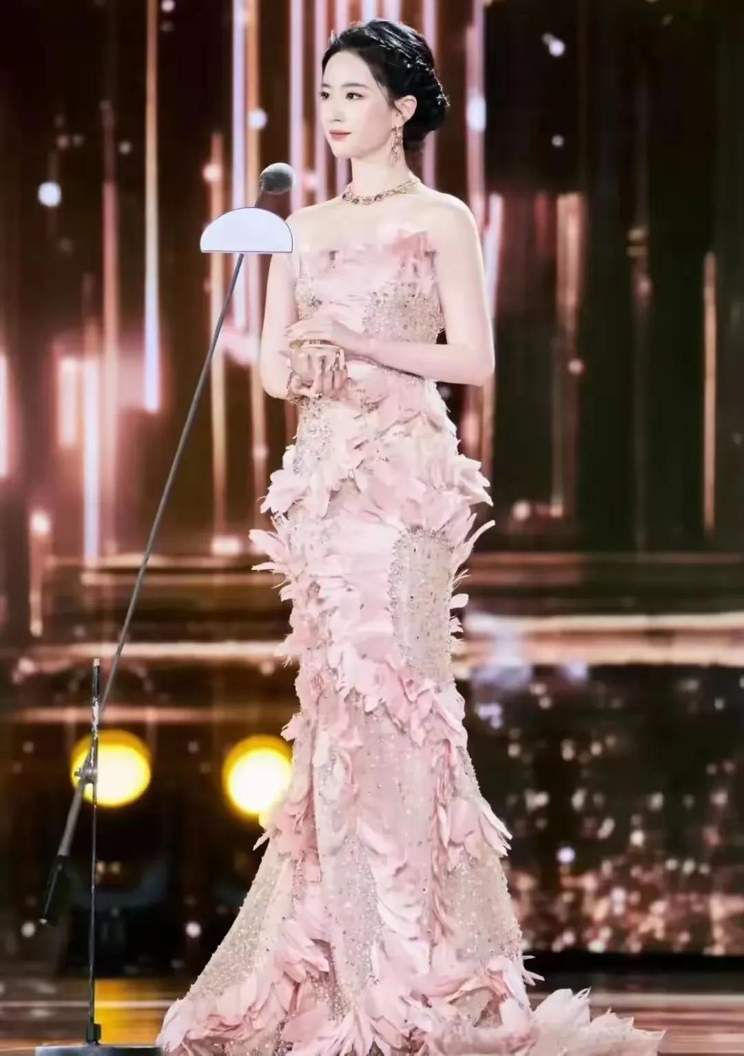 宝子们，刘亦菲和林更新红毯世纪同框，直接美到我失语！刘亦菲宛如从仙界下凡的仙子，