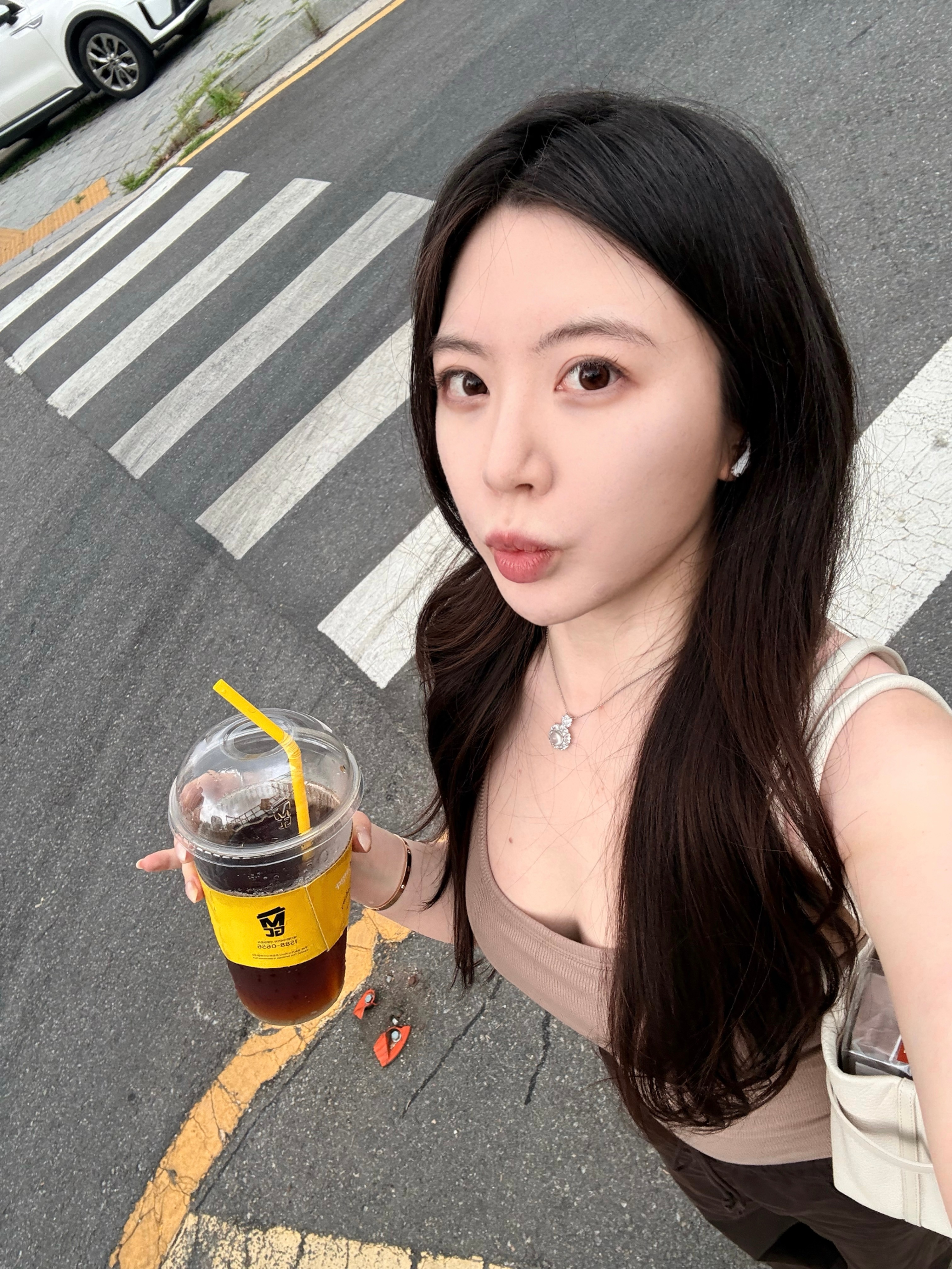 我觉得韩最好喝的咖啡就是mega随处可见、杯子够大（拍照显脸小）、浓度够淡（喝了