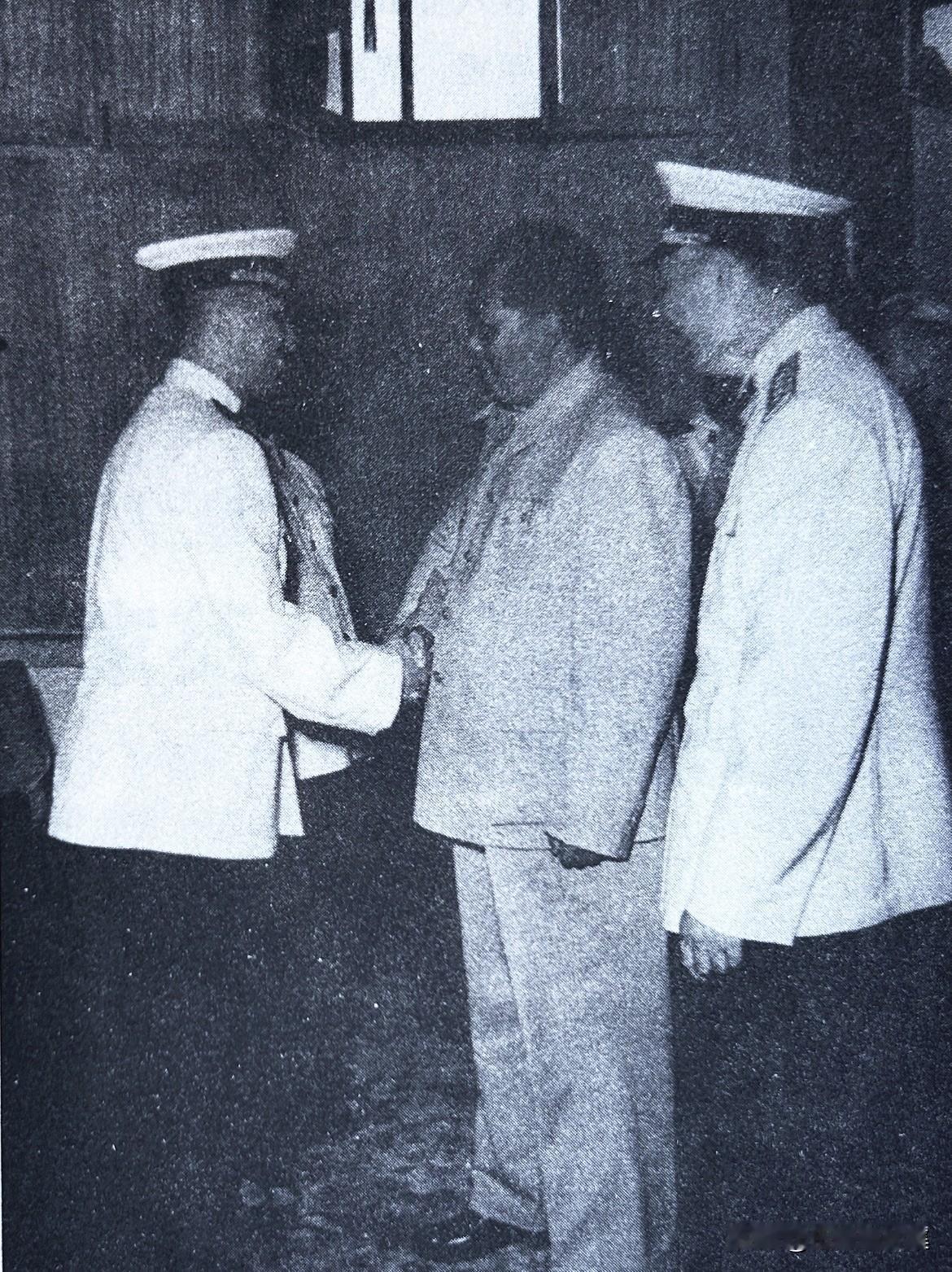 1956年6月，毛泽东接见海军第一次党员代表大会代表时与张学思亲切交谈。左起：张