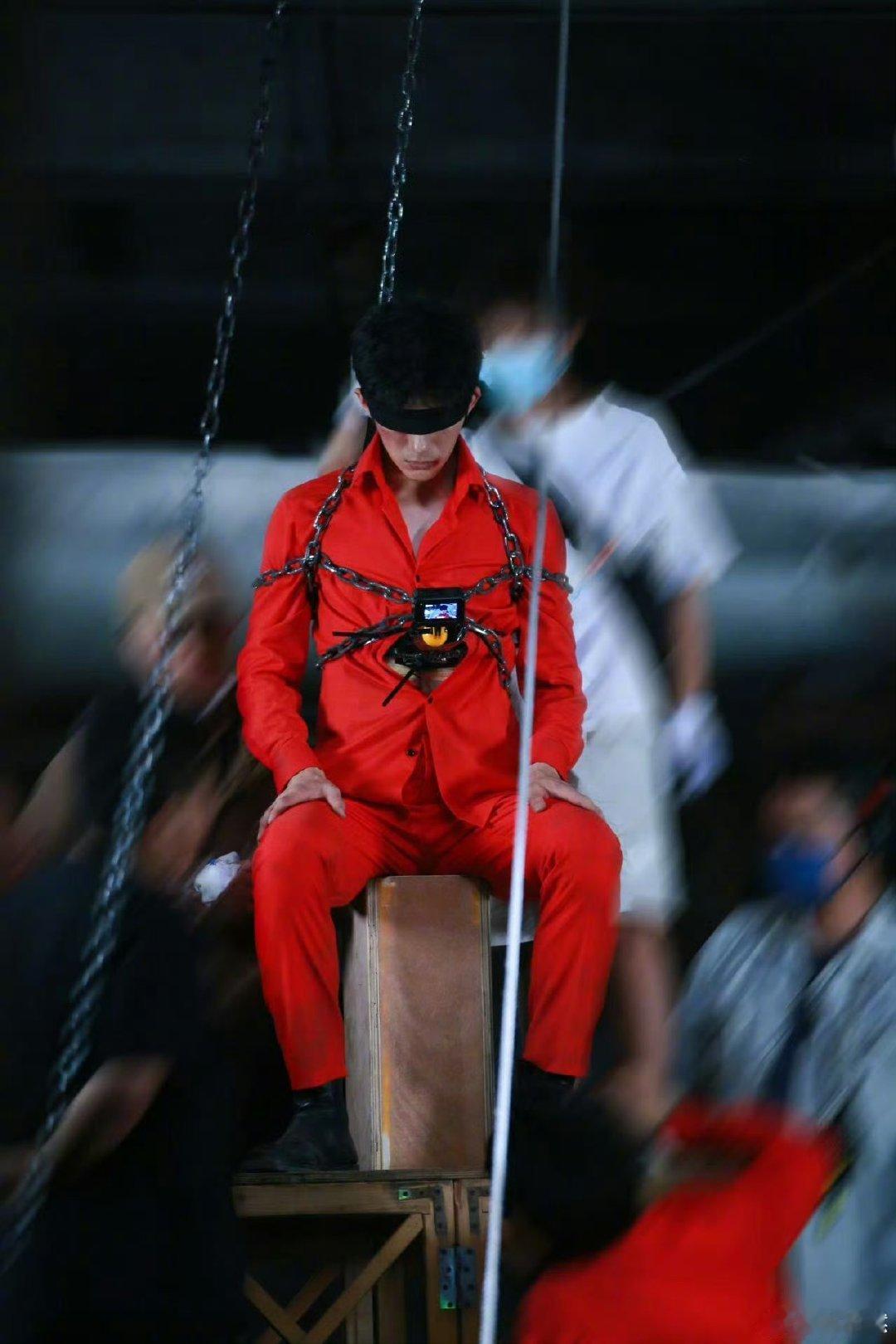 井柏然被虐待幕后戏井柏然江寒声好让人心疼 我天呢，井柏然《钢铁森林》这个被虐待戏