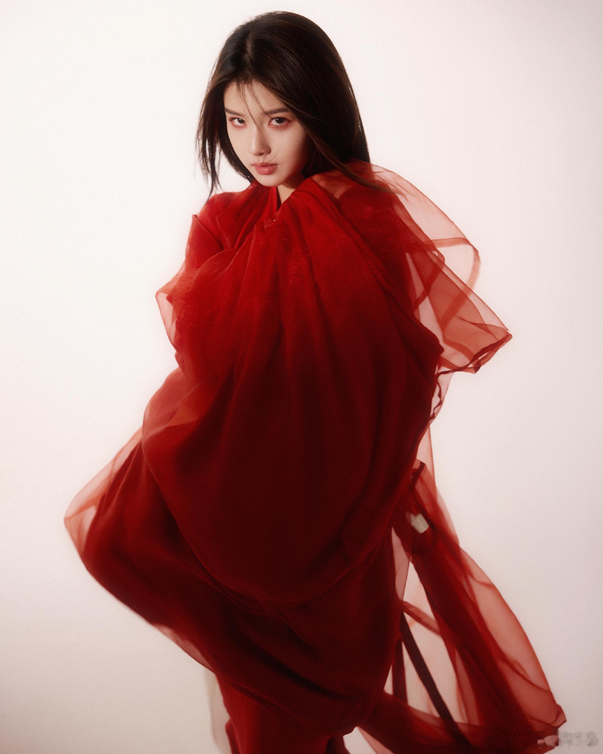 艾米古早港片武侠氛围感静立之时安静温婉，动起来英姿飒爽，两种风格切换自然，浓浓的