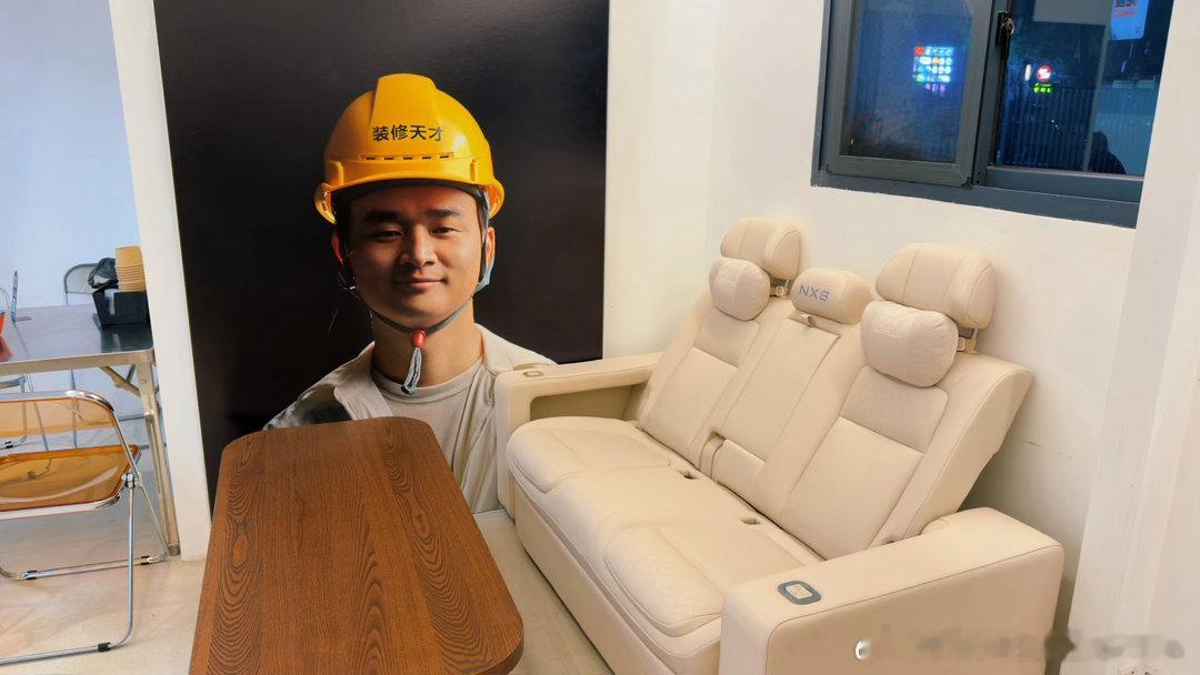 来大运烧鸡了今天下大雨人也不少，同样是做烧鸡这里比之前的天台干净整洁舒服太多了，