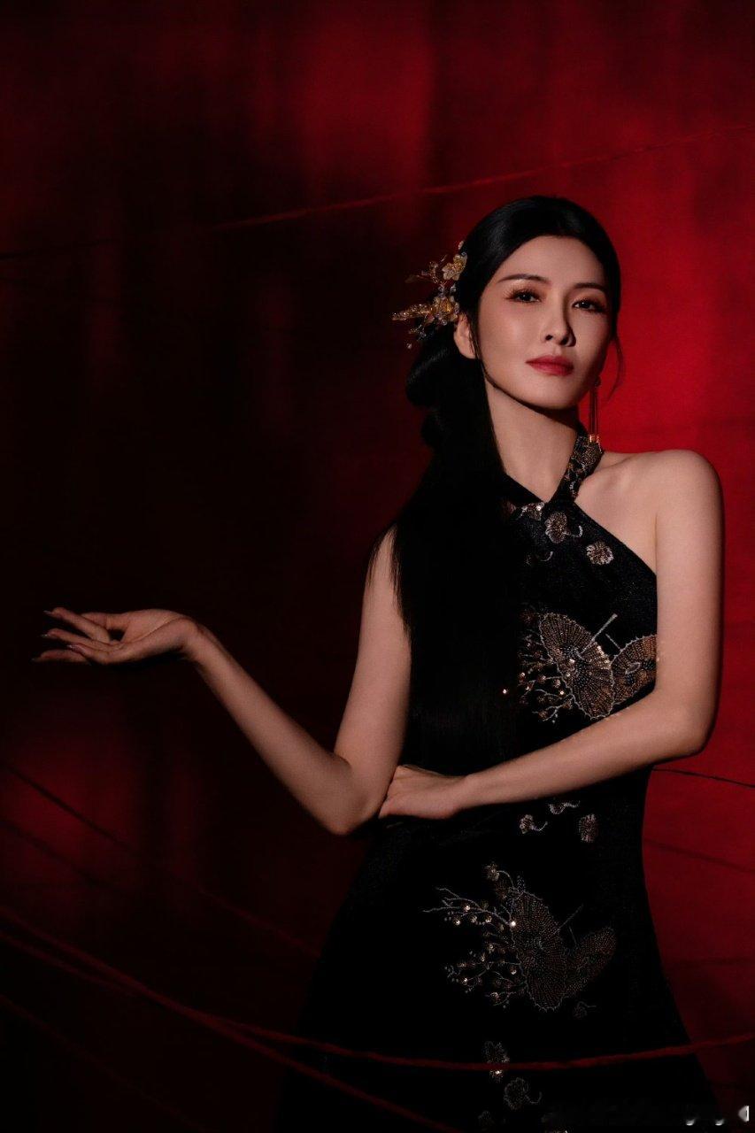 徐洁儿黑裙红丝带 徐洁儿浪姐新造型，挂脖黑裙红丝带，满满东方古典韵味！徐洁儿东方