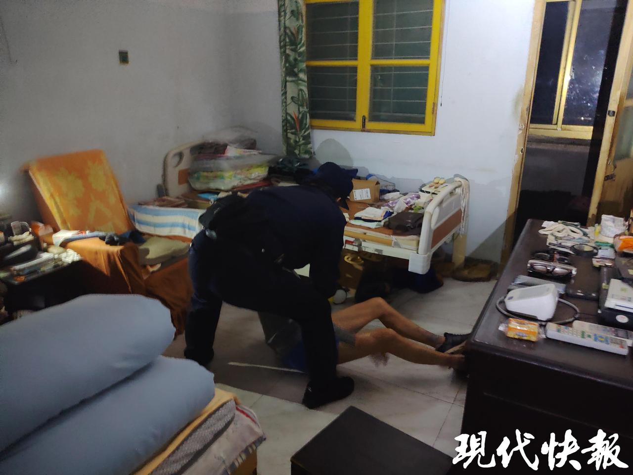 跨国求救！5月5日凌晨3时，远在新加坡的黄女士通过监控惊恐发现，88岁独居老父在