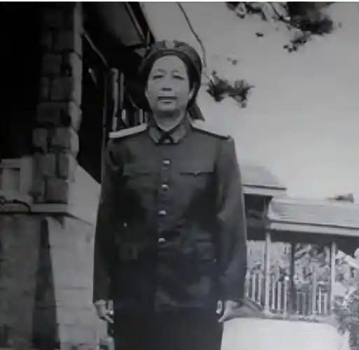 嫁给罗荣桓后得知前夫没死，林月琴陷入痛苦，毛主席：你自己选择
 
林月琴和前夫吴
